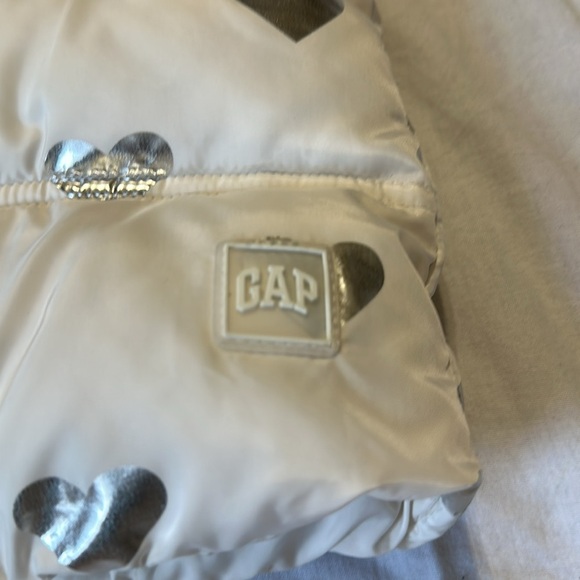 Gap Baby Cream Puffer Vest with Silver Foil Hearts, Size 5 Valentines Day - Picture 2 of 7